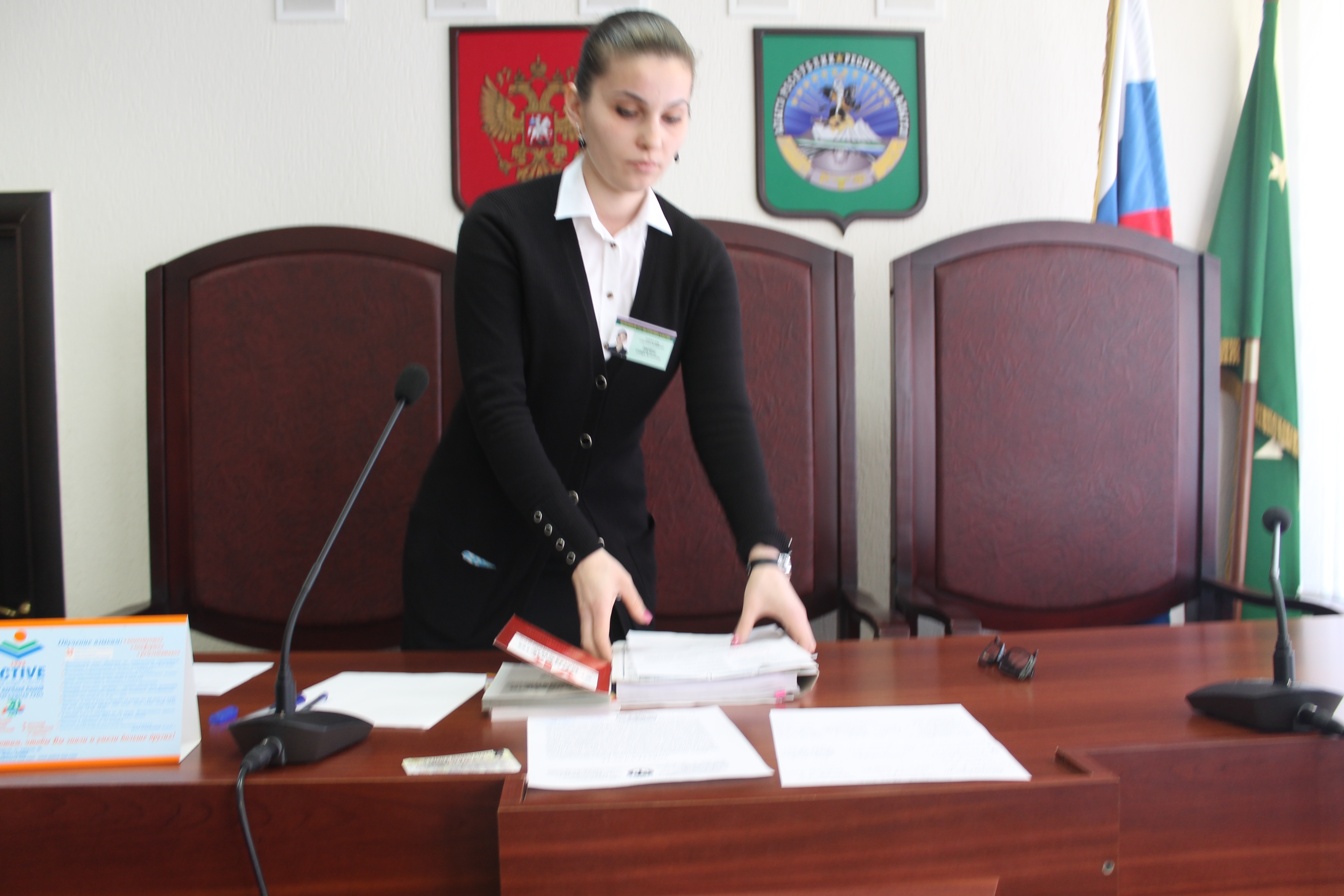 Сотрудник суда убрала заранее подготовленный протокол на стол судьи Кадакоевой