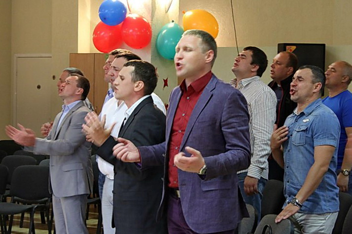 Программный директор ЦЗМ Сергей Гавриленко на служении «Царства Бога» (справа), на перед